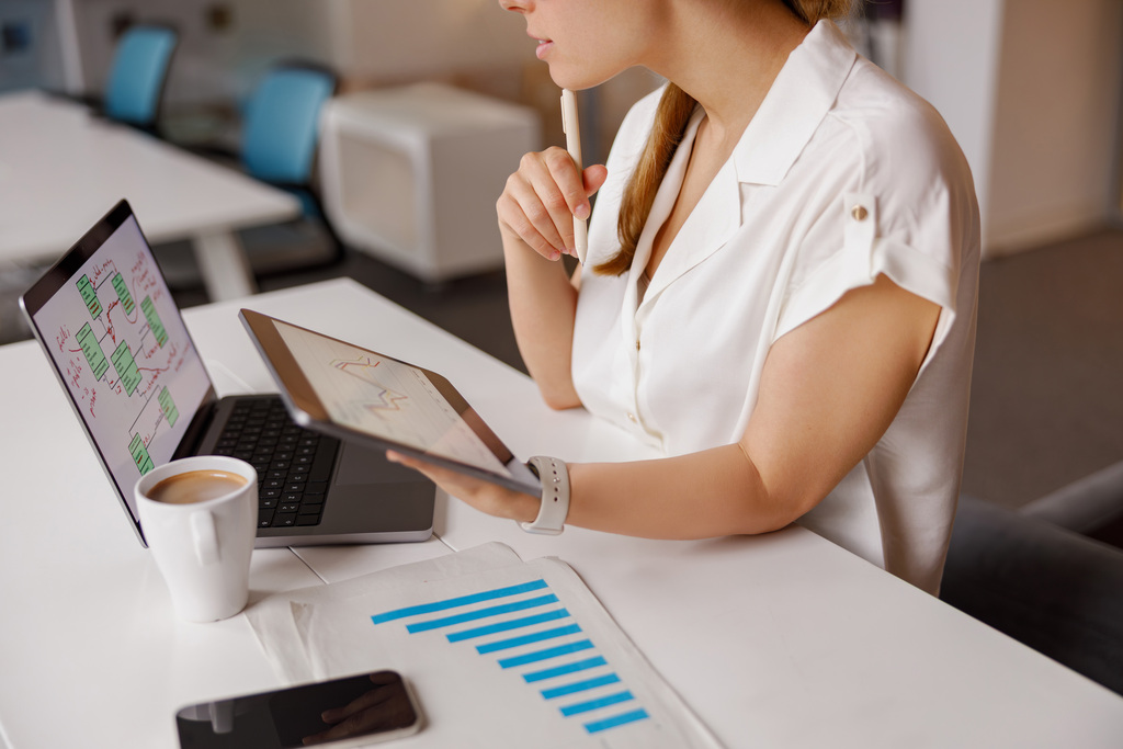 Experte en communication qui élabore une stratégie marketing selon les données du client