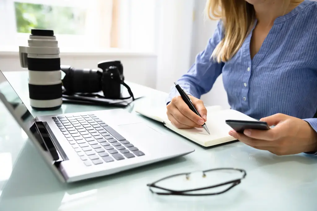 Une assitante de production prend note de vos besoins spécifiques